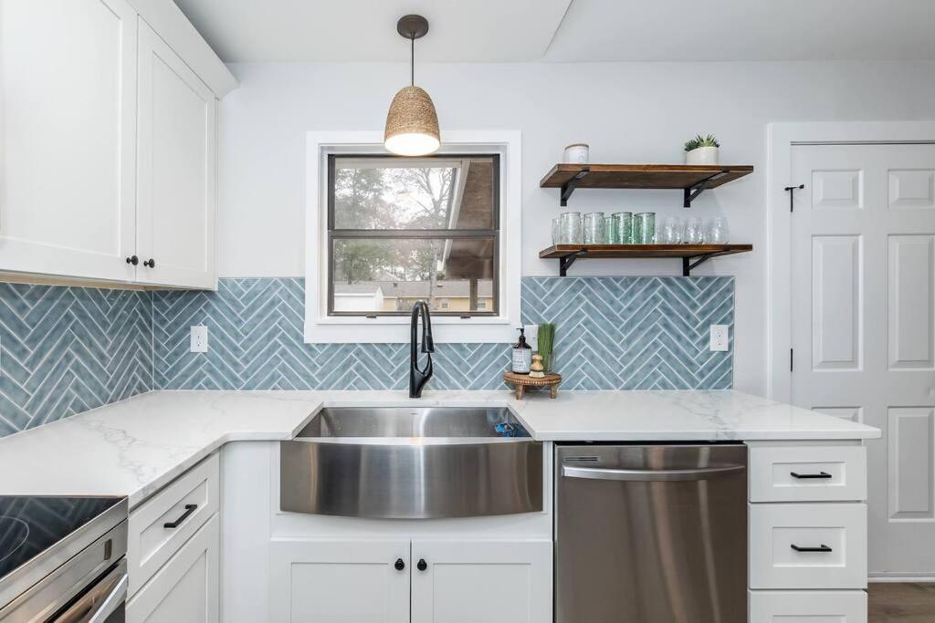 Island Joy - Newly Renovated/Walk To The Beach! Oak Island Exteriér fotografie